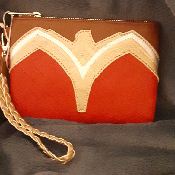 NWT DC Comics Wonder Woman Wristlet - Picture 3 of 4